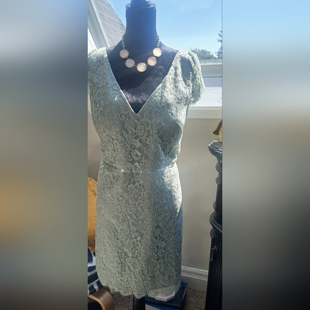 Elegant Lace Dress in Soft Mint Ice Cream Green